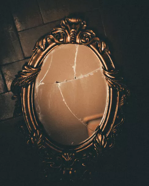 깨진 거울